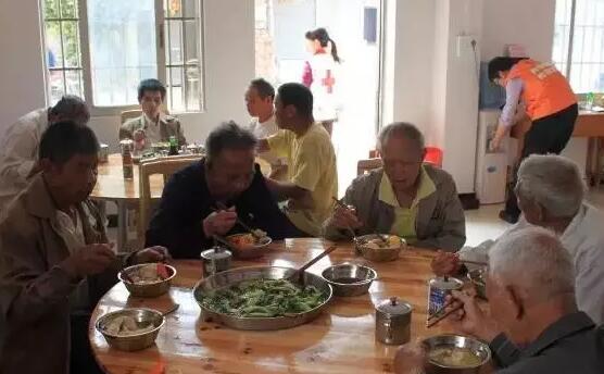 他自建”开心食堂“，为6个邻村的老人免费供饭！